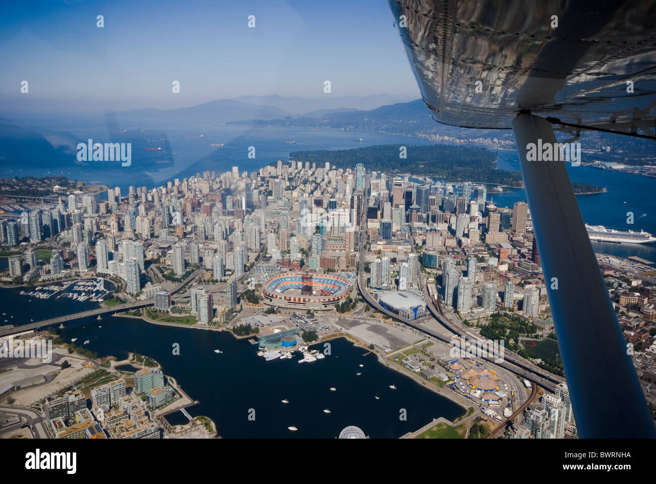 Vista aerea su downtown Vancouver da un idrovolante Foto Stock