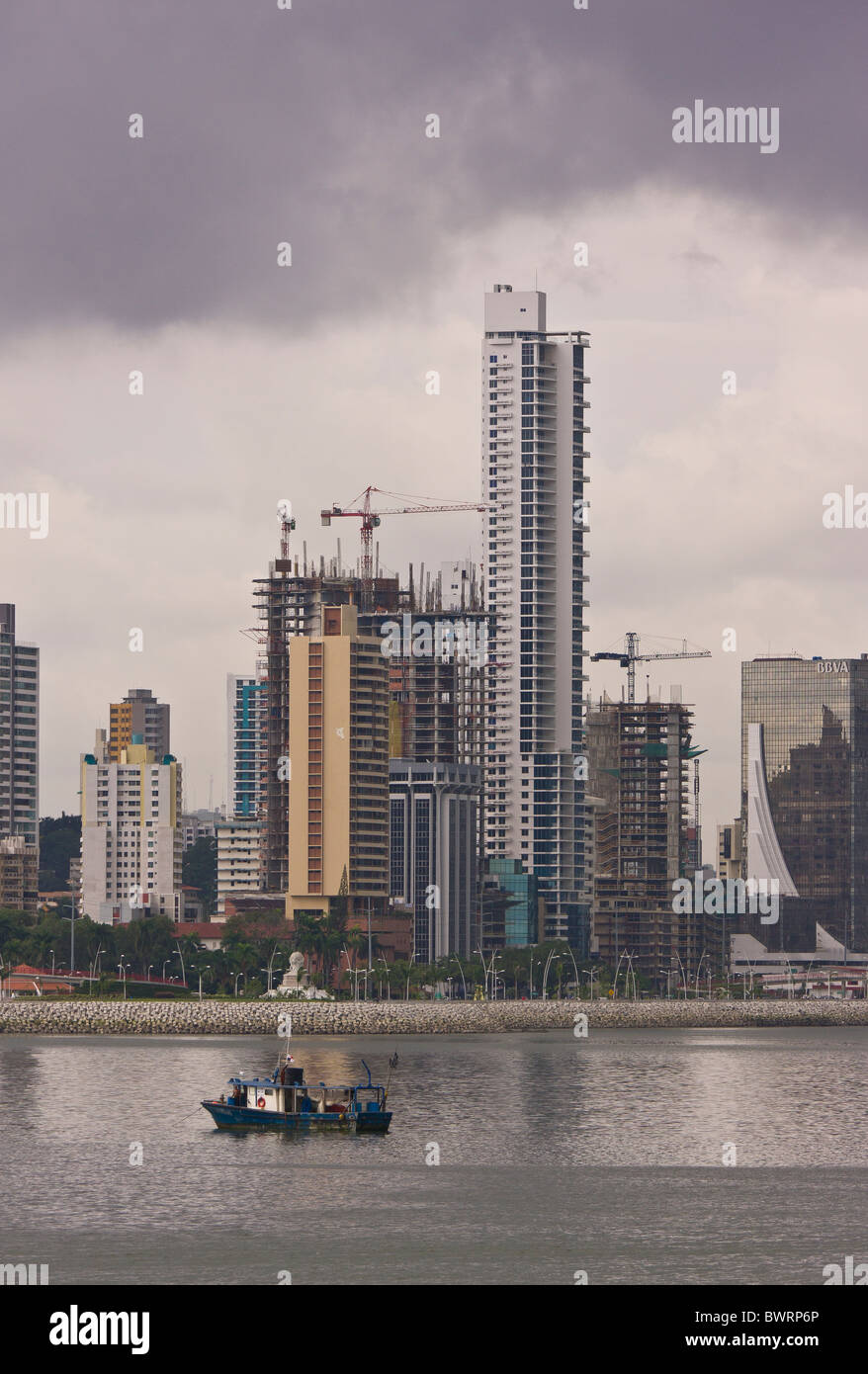 PANAMA CITY, PANAMA - skyline e barche, centro di Panama City, Marbella e Bella Vista quartieri. Foto Stock