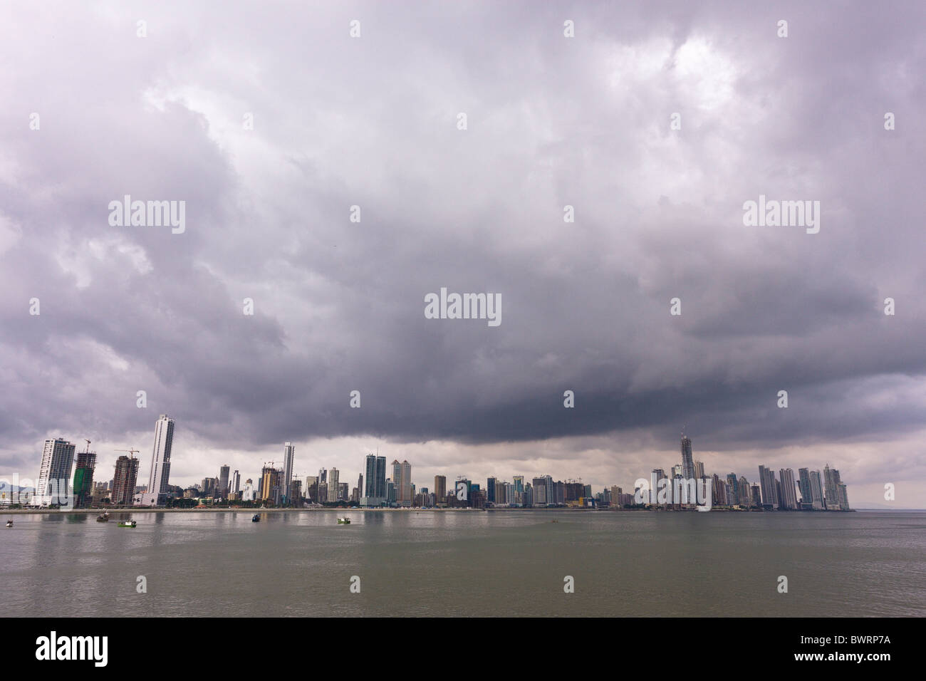PANAMA CITY, PANAMA - skyline, centro di Panama City, con nuvole temporalesche. Foto Stock
