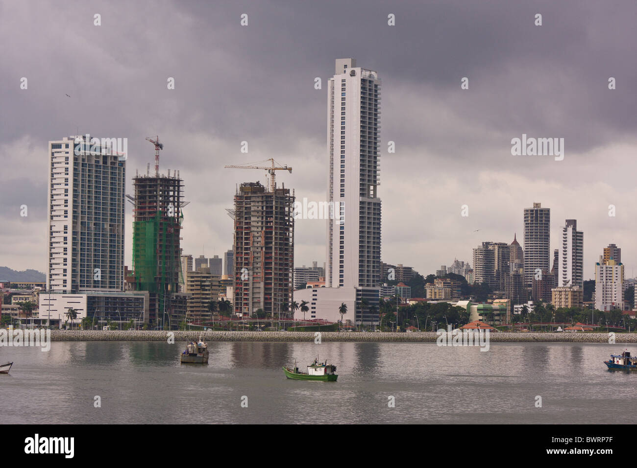 PANAMA CITY, PANAMA - skyline e barche, centro di Panama City, Marbella e Bella Vista quartieri. Foto Stock