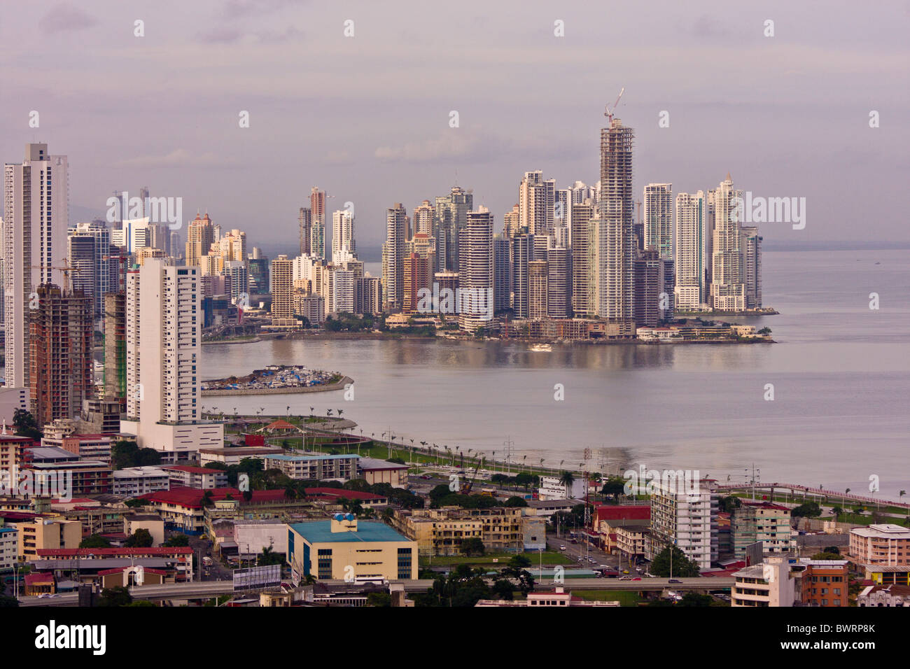PANAMA CITY, PANAMA - Panama City skyline, grattacieli sul punto di Paitilla, in alto a destra. Foto Stock