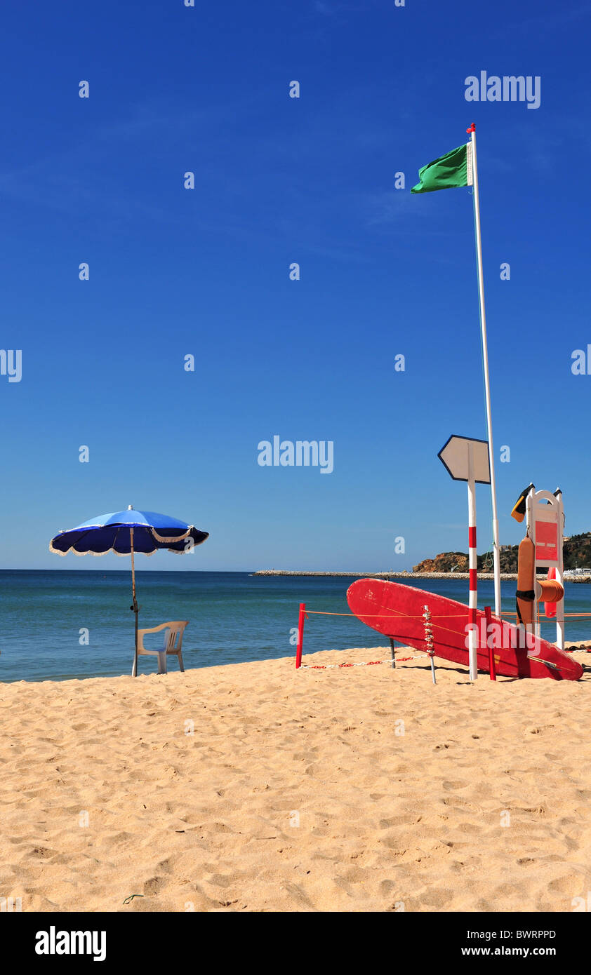 Spiaggia stazione bagnino. Immagine presa a Albufeira Algarve. Foto Stock