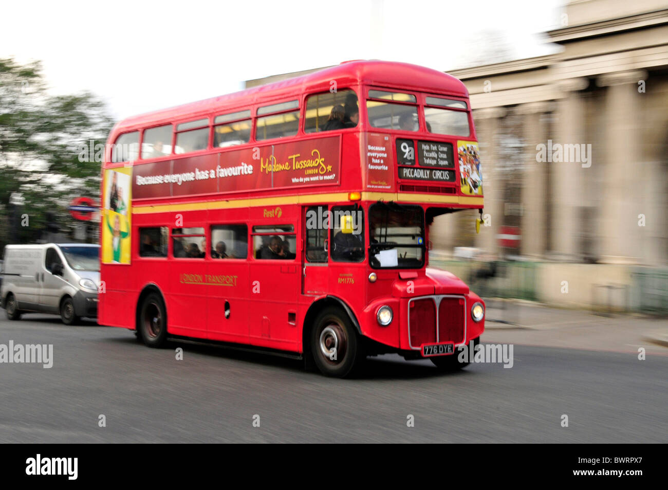 Red double-decker bus nei pressi di Knightsbridge di Londra, Inghilterra, Regno Unito, Europa Foto Stock
