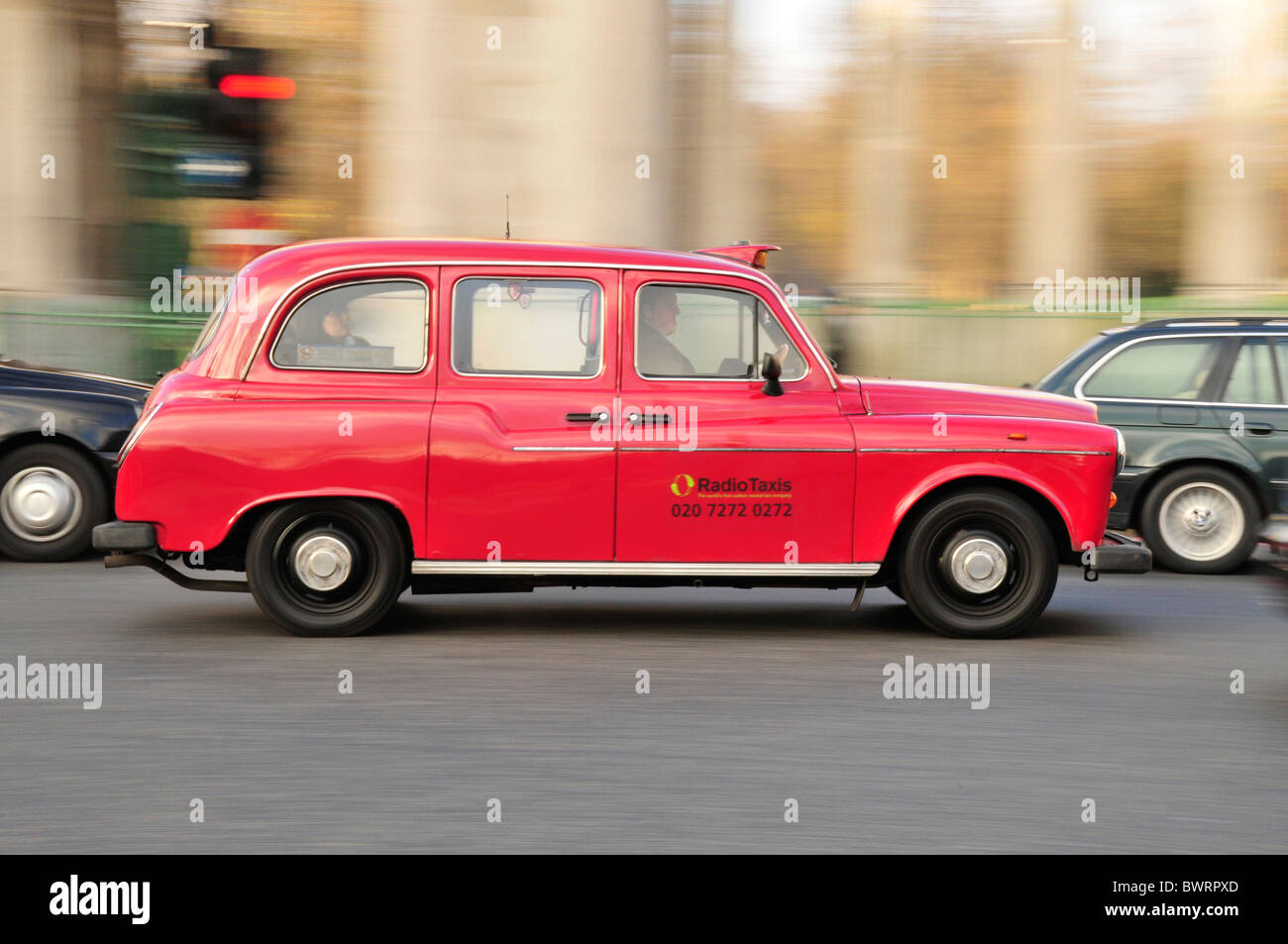 Taxi vicino a Knightsbridge, Londra, Inghilterra, Regno Unito, Europa Foto Stock