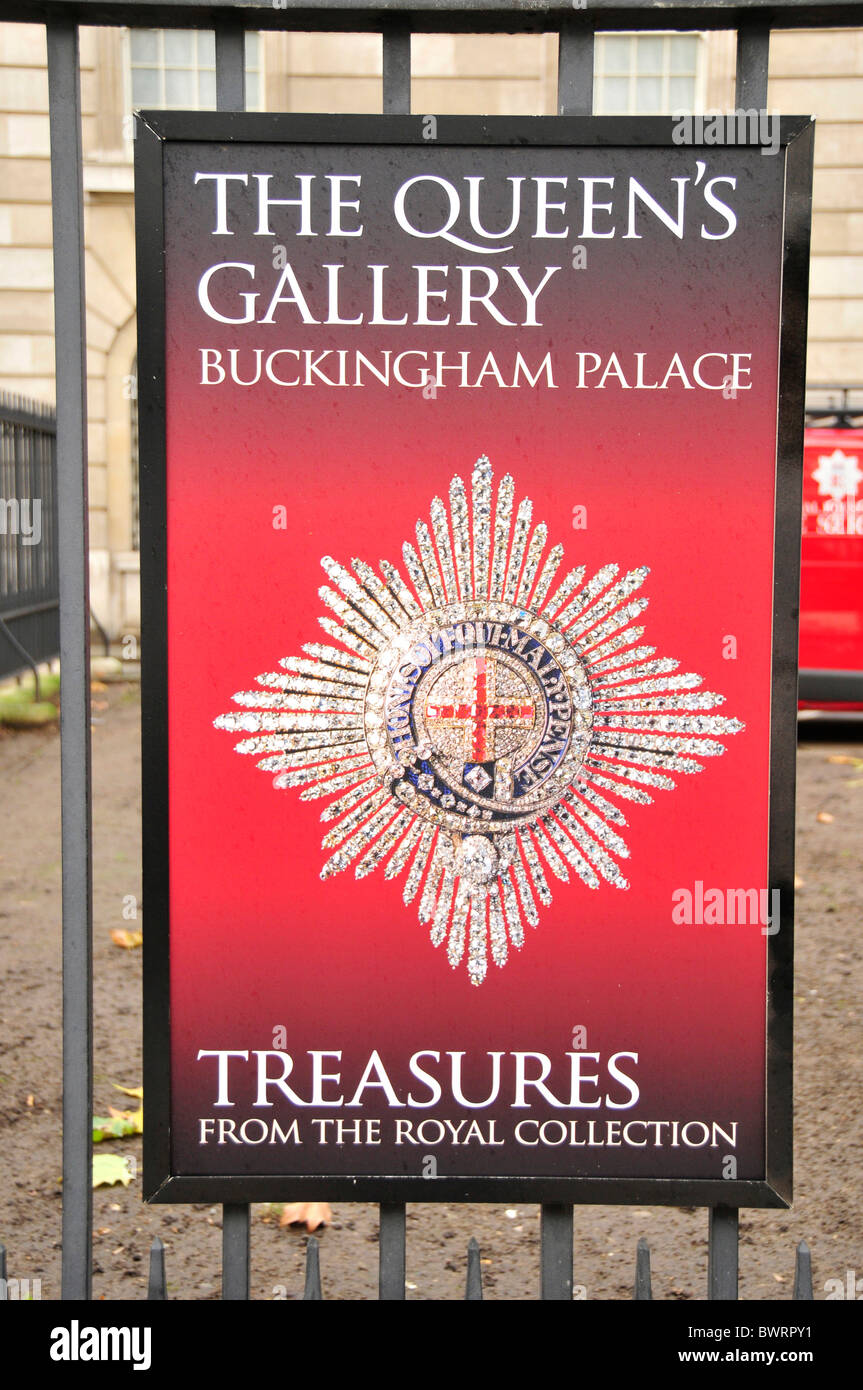 Pannello pubblicitario per la "Regina Galleria dell' sulla recinzione di Buckingham Palace, London, England, Regno Unito, Europa Foto Stock