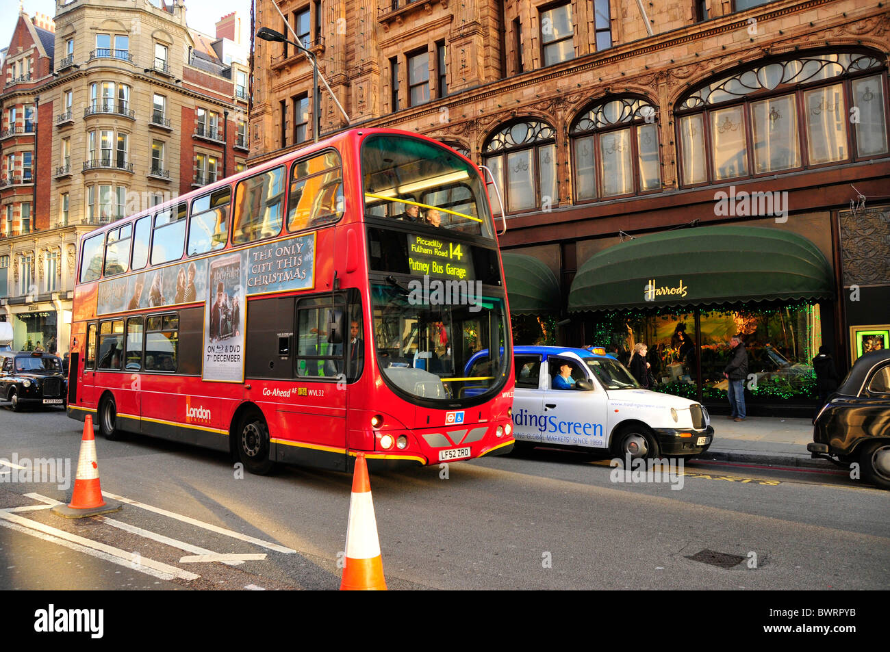 Red double-decker bus davanti all'di alta classe department store Harrods a Londra, Inghilterra, Regno Unito, Europa Foto Stock