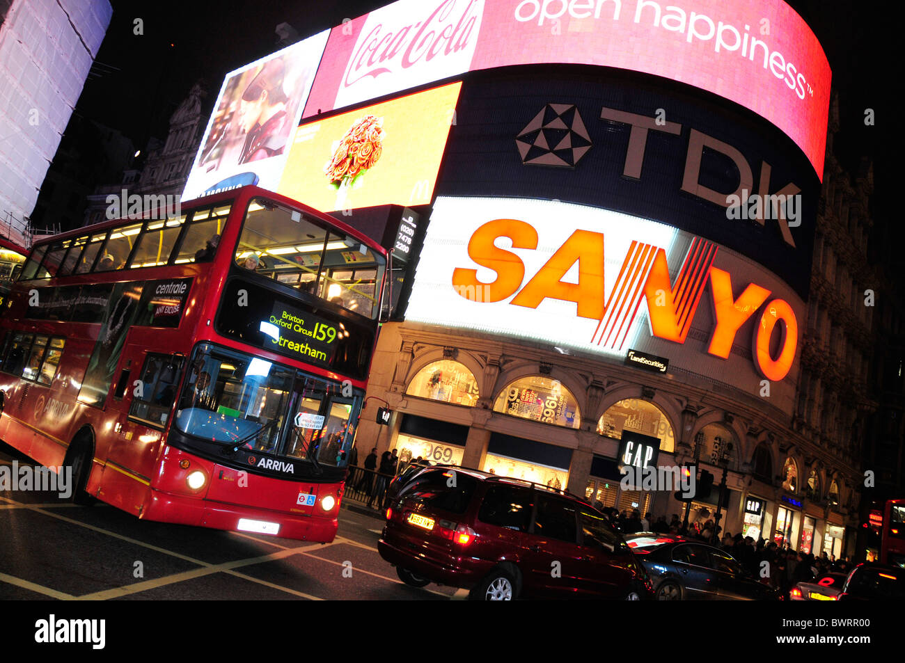 Red double-decker bus davanti delle insegne al neon sulla Piccadilly Circus di notte, Londra, Inghilterra, Regno Unito, Europa Foto Stock