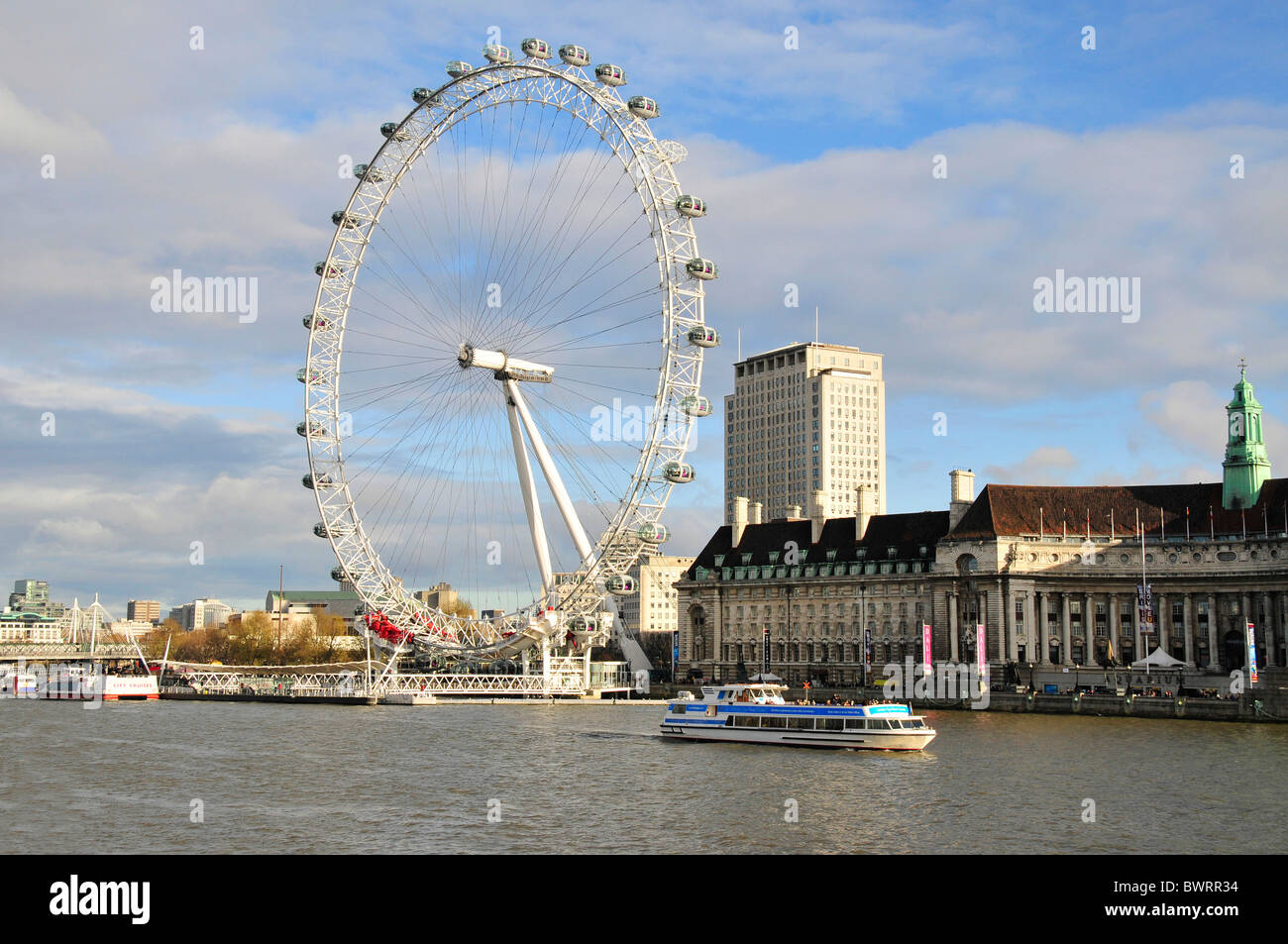Nave passeggeri presso il London Eye, ruota panoramica sul Tamigi, London, England, Regno Unito, Europa Foto Stock
