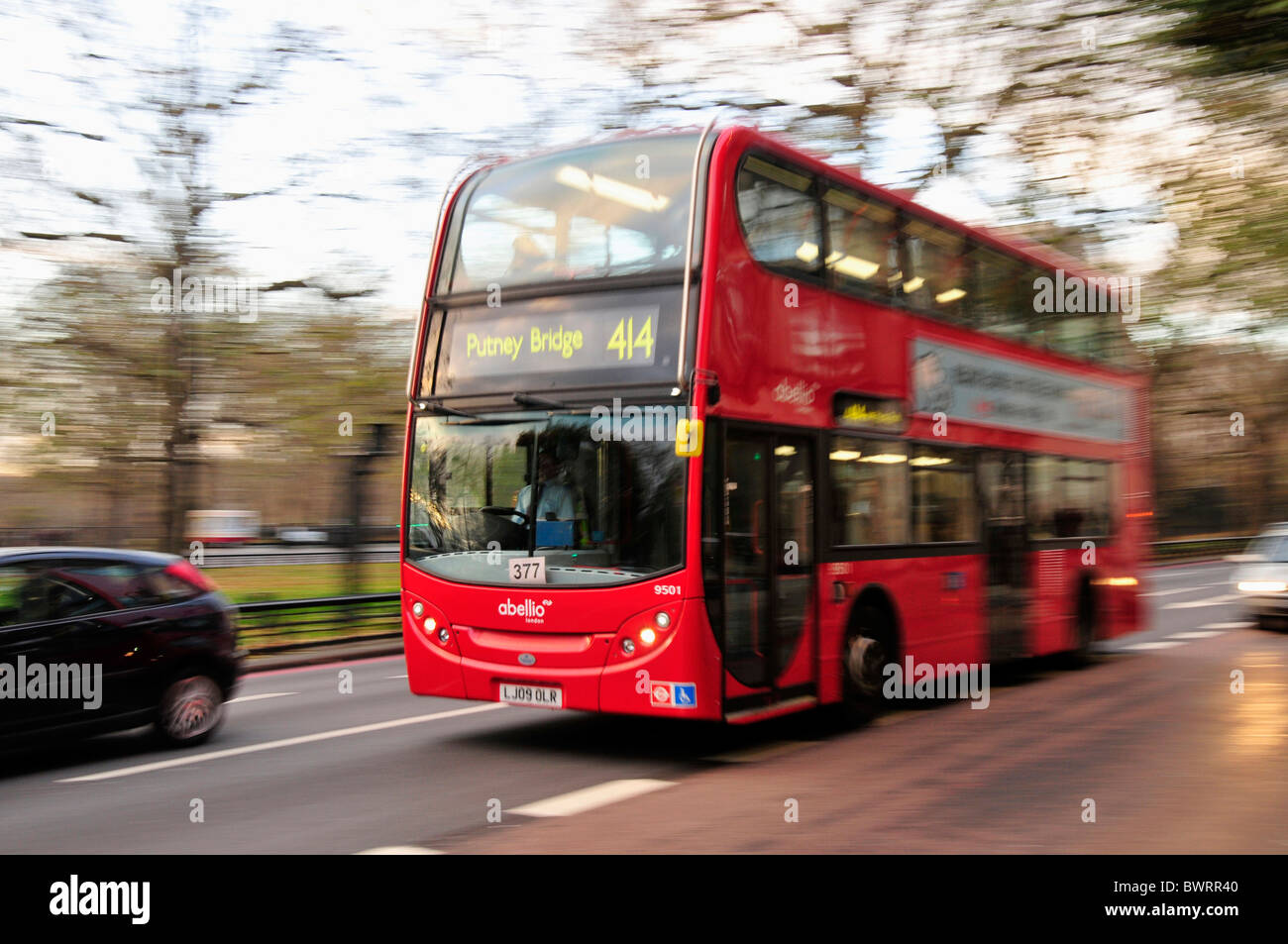 Red double-decker bus a Hyde Park di Londra, Inghilterra, Regno Unito, Europa Foto Stock
