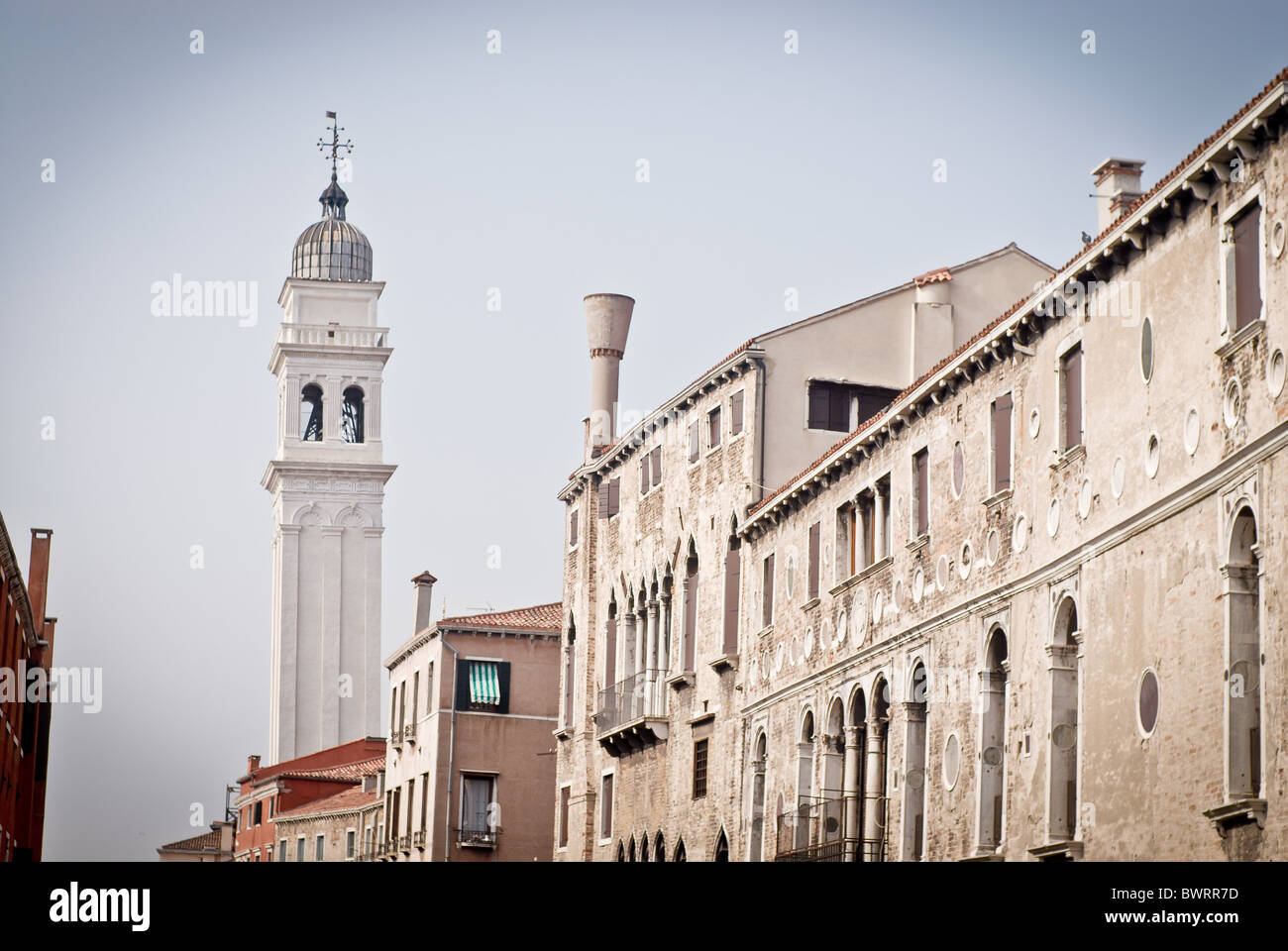 Vista di Venezia street con il campanile della chiesa Foto Stock