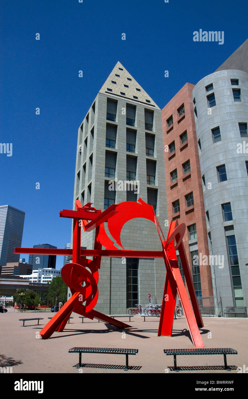 Lao Tzu arte pubblica la scultura di Mark di Suvero davanti al Denver Public Library a Denver, Colorado, Stati Uniti d'America. Foto Stock