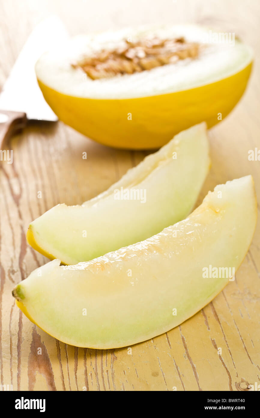 Tagliare il melone Honeydew sul tavolo da cucina Foto Stock