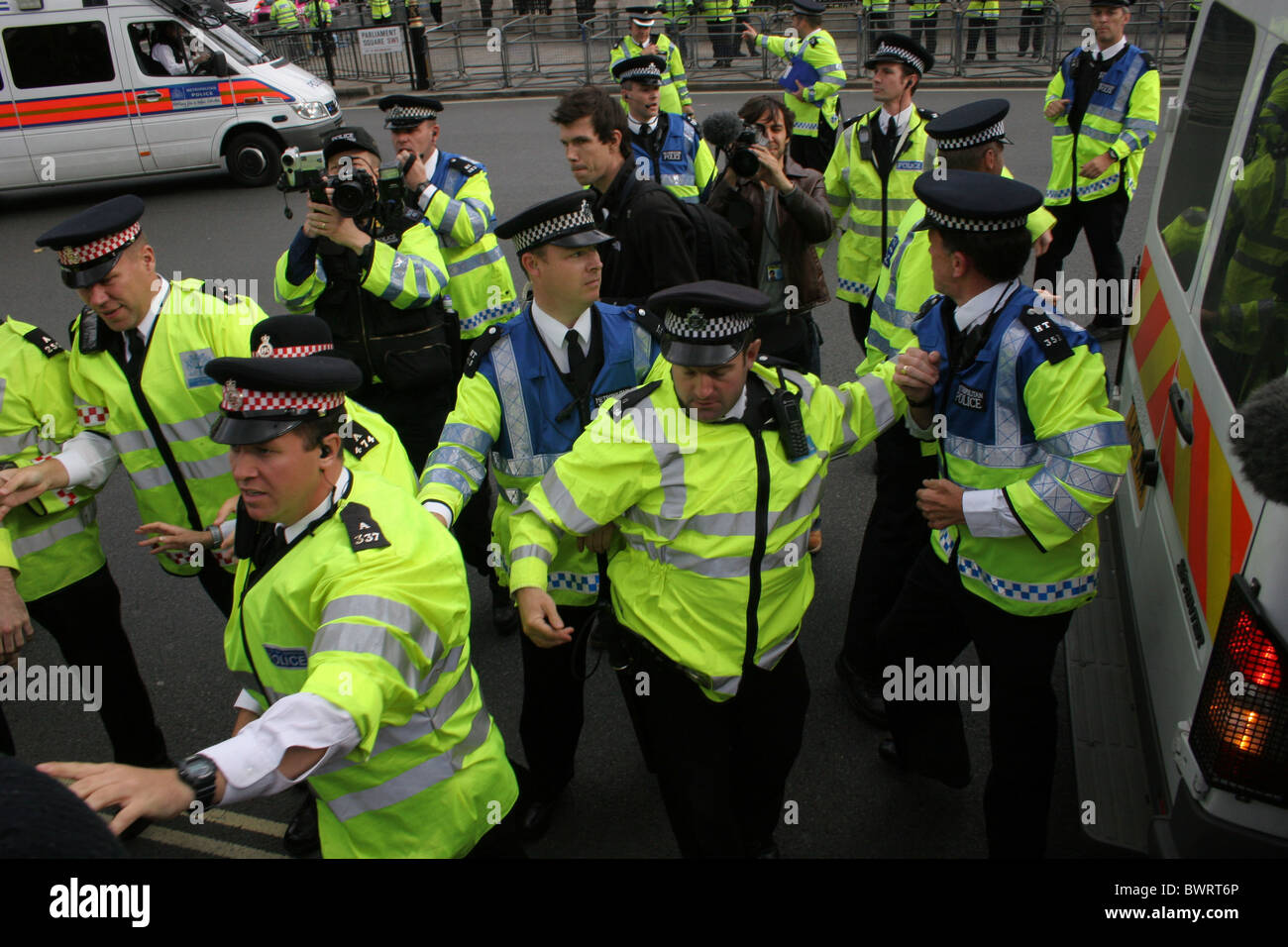 La polizia cerca confusi e famiglie disorganizzate a una protesta Foto Stock