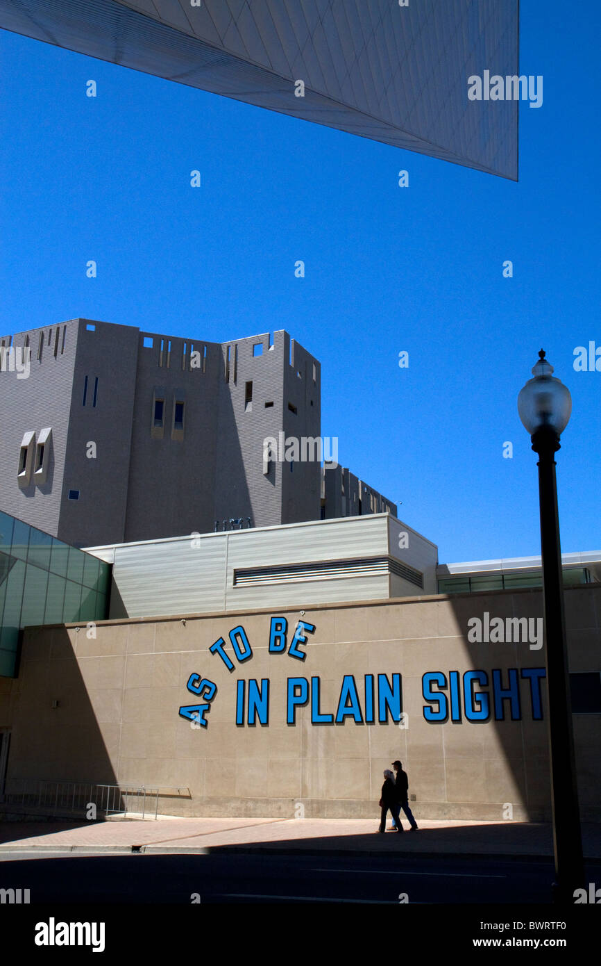'Come essere in Plain Sight" dell'artista concettuale Lawrence Weiner presso il Denver Art Museum di Denver, Colorado, Stati Uniti d'America. Foto Stock