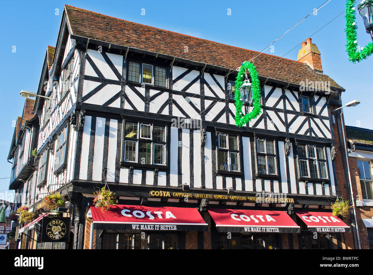 Il vecchio in bianco e nero a struttura mista in legno e muratura edificio ora una Costa Coffee House in Stratford Upon Avon Inghilterra UK UE Foto Stock