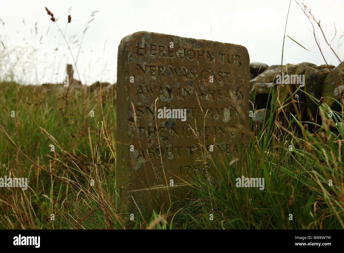 La strana pietra dal romanzo Thursbitch da Alan Garner, trovato su una corsia di Cheshire nel Peak District. Foto Stock
