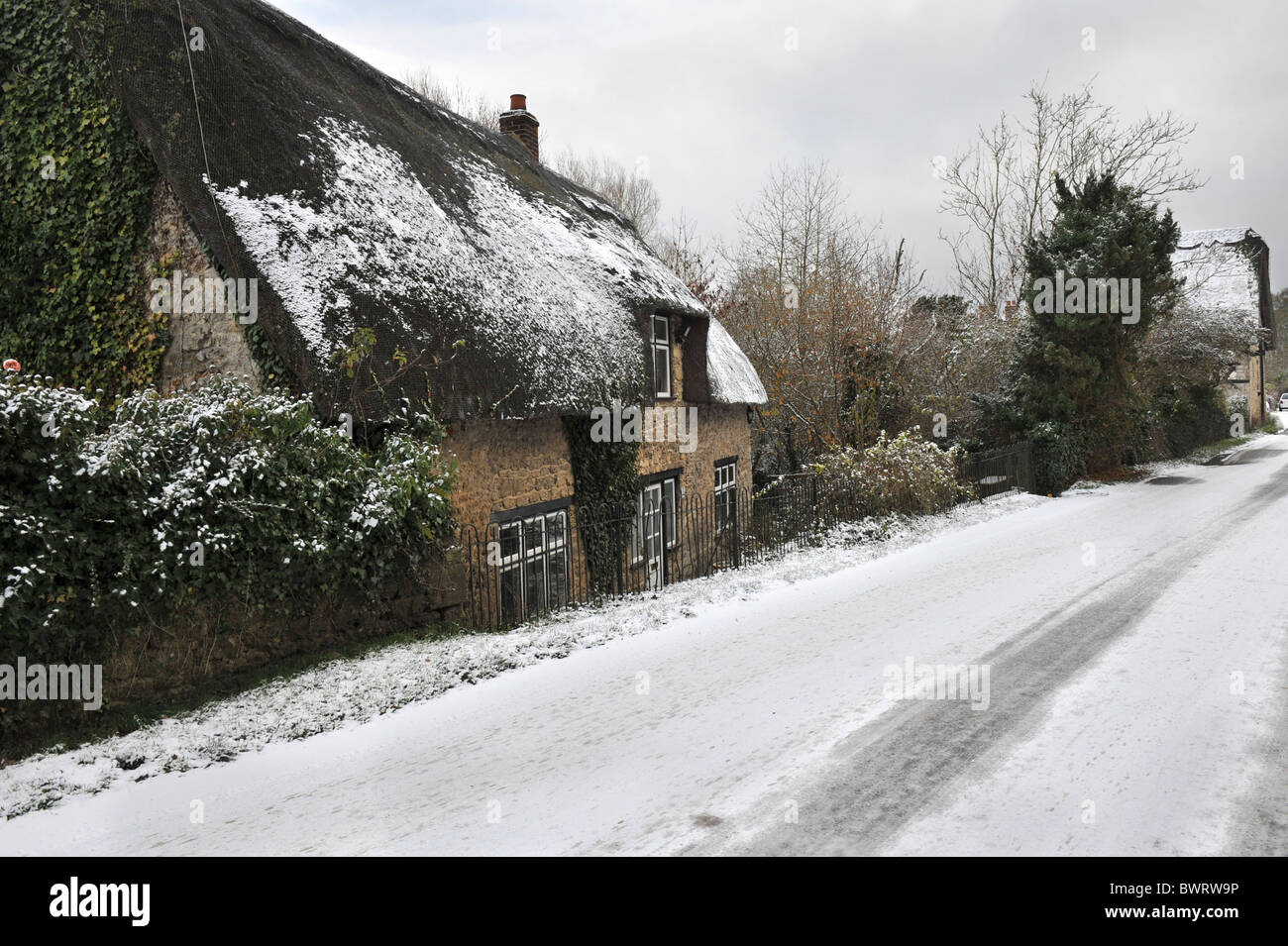 Cottage con tetto in paglia in inverno la neve nelle zone rurali Wytham, appena fuori Oxford Foto Stock