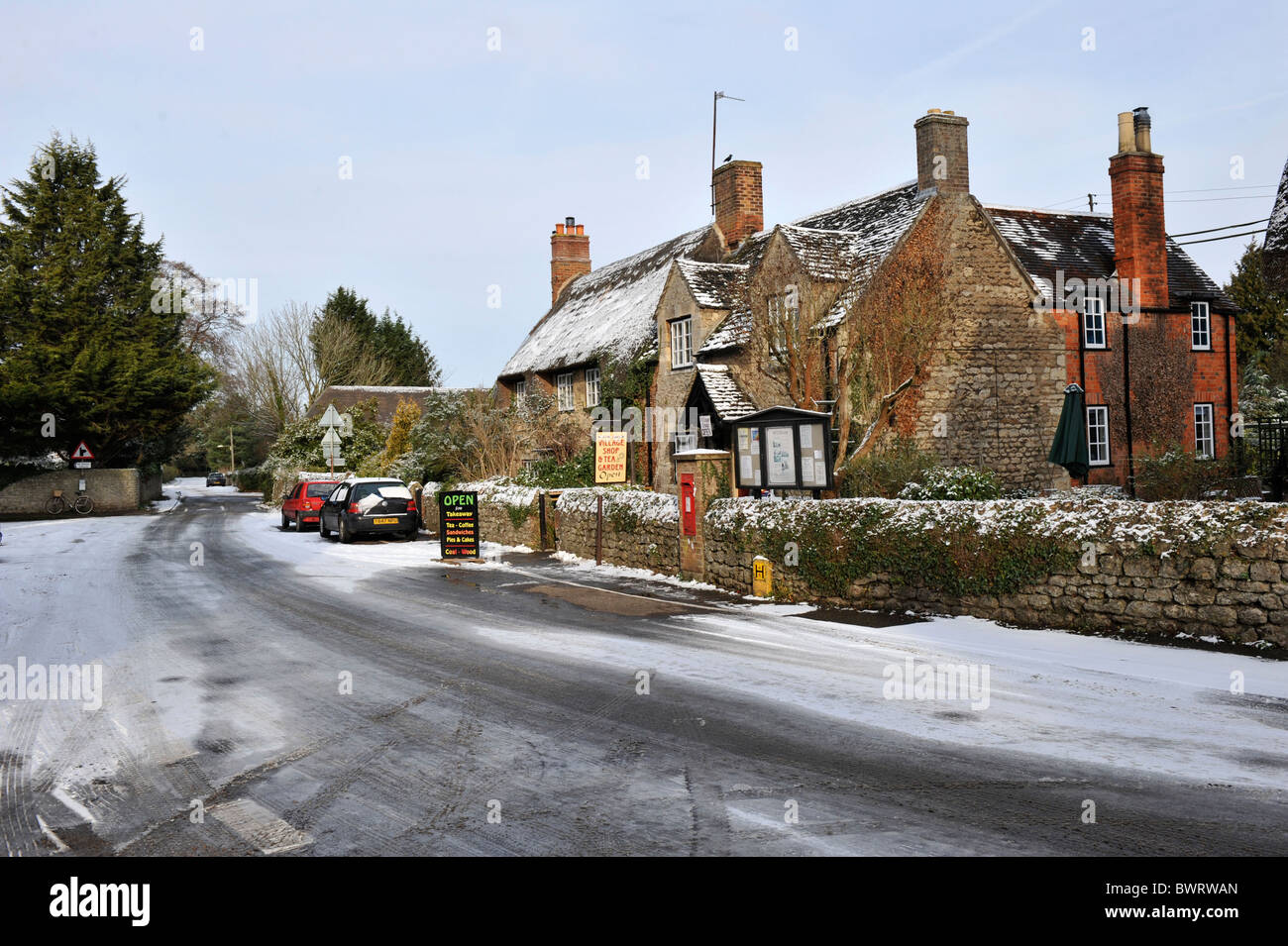 Il villaggio di post office e general store in inverno Neve a Wytham rurale, appena fuori Oxford Foto Stock