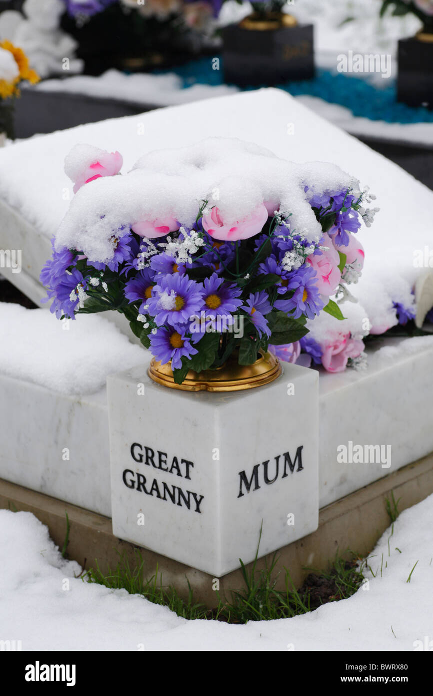 Un grave fiori artificiali nella neve Foto Stock