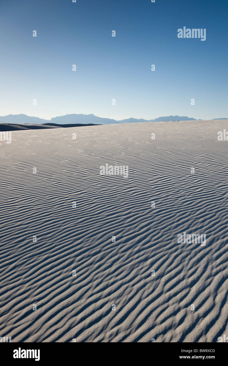 Configurazione formata dal vento in gesso bianco dune di sabbia di White Sands National Monument in Alamogordo, Nuovo Messico, Stati Uniti d'America. Foto Stock