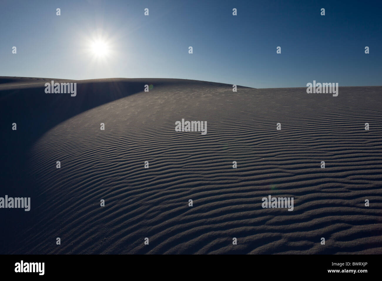 Sunburst e pattern di sabbia in gesso bianco dune di sabbia di White Sands National Monument in Alamogordo, Nuovo Messico, Stati Uniti d'America. Foto Stock