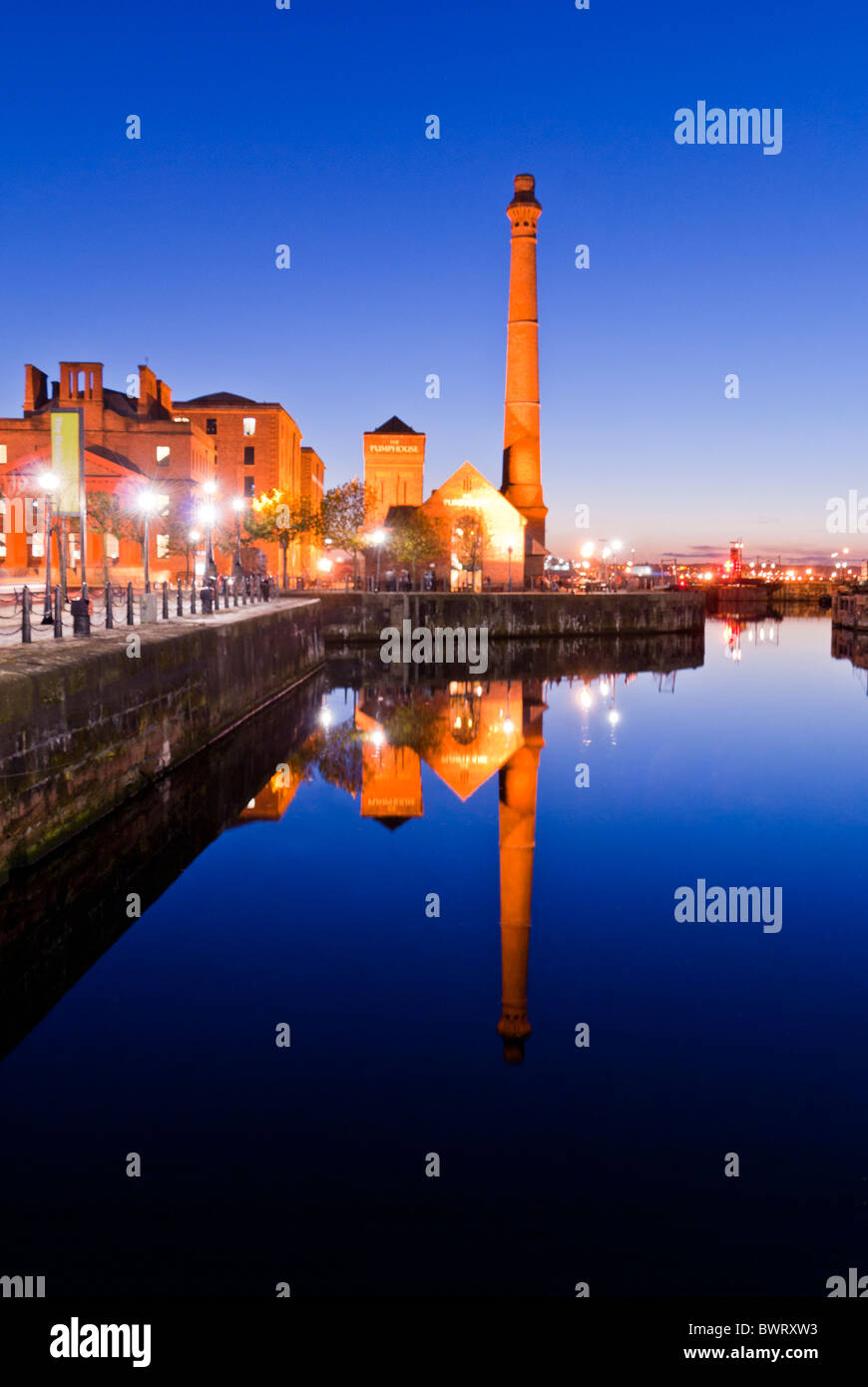 La riflessione di la Pumphouse ed il deposito a Liverpool docks, England, Regno Unito Foto Stock