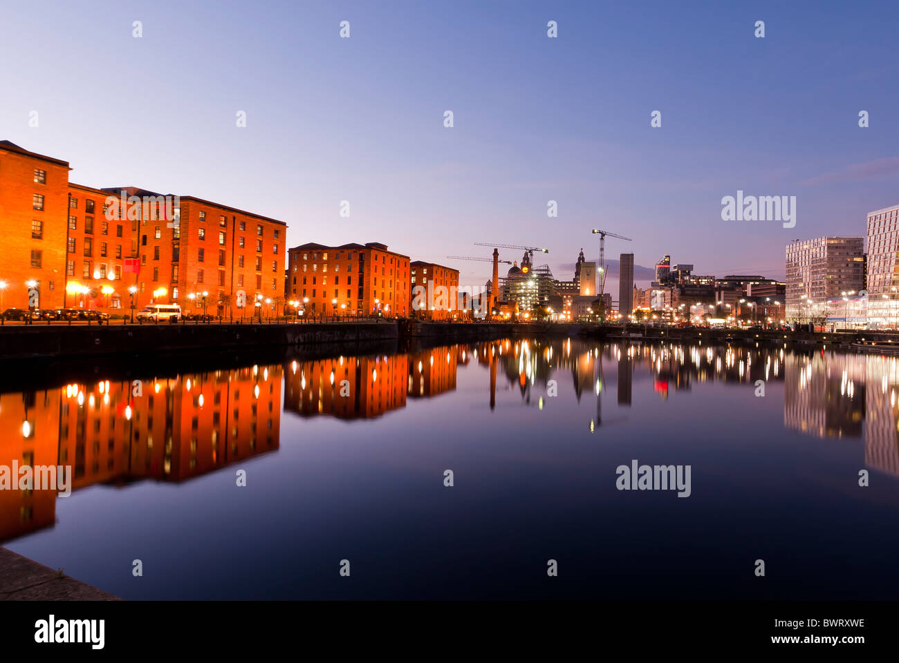 Magazzini riflessa nell'acqua di Albert Dock, Liverpool, in Inghilterra, Regno Unito Foto Stock
