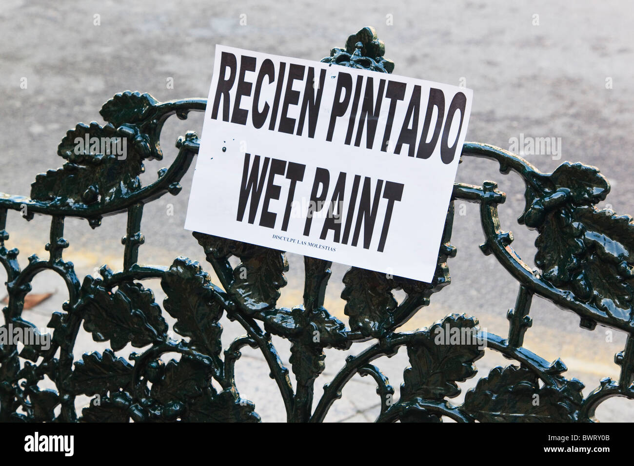 Cartello bilingue in spagnolo e in inglese dicendo RECIEN PINTADO, o dipinte recentemente e vernice fresca. Foto Stock
