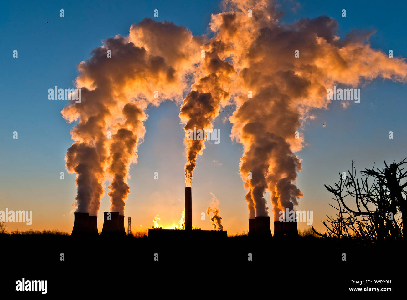 Fumo e vapore versando da camini a Fiddlers Ferry power station, Widnes, Cheshire, Inghilterra, Regno Unito Foto Stock