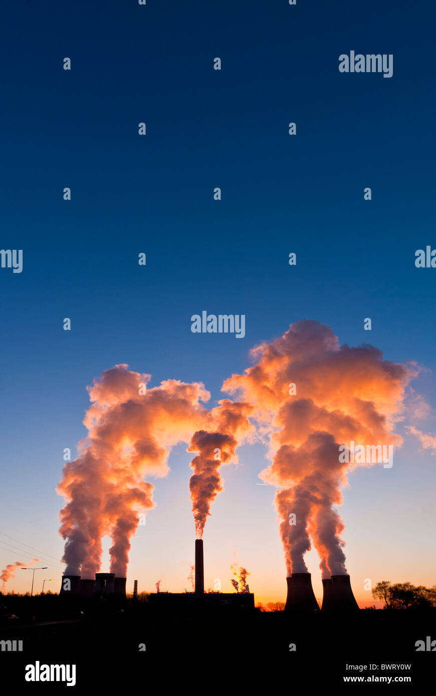 Fumo e vapore versando di Fiddlers Ferry power station, Widnes, Cheshire, Inghilterra, Regno Unito Foto Stock