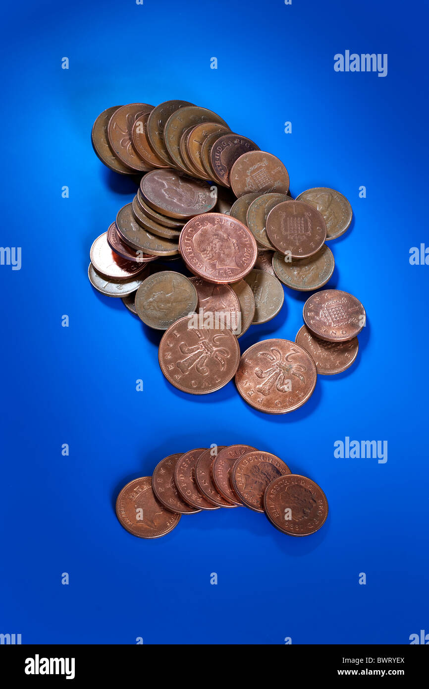 Pila di British monete di rame. Solo uso editoriale Foto Stock