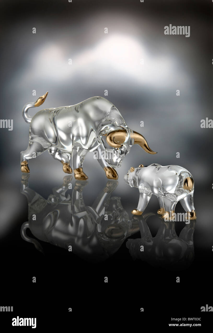 Bull vs Orso, crystal figurine che rappresentano il mercato finanziario la concorrenza. Il Mercato Bull è vincente in questa immagine concettuale. Foto Stock