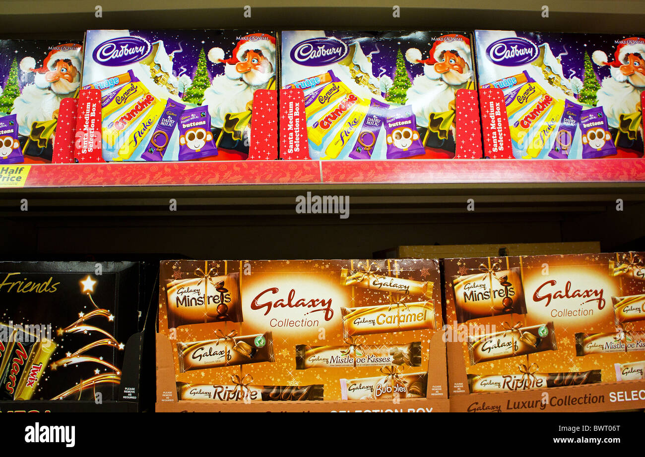 Natale le caselle di selezione in un supermercato UK Foto Stock