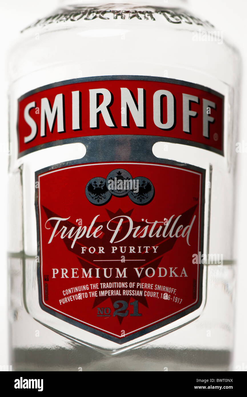 Close-up che mostra l'etichetta di una bottiglia di Smirnoff Triple Vodka distillata Foto Stock