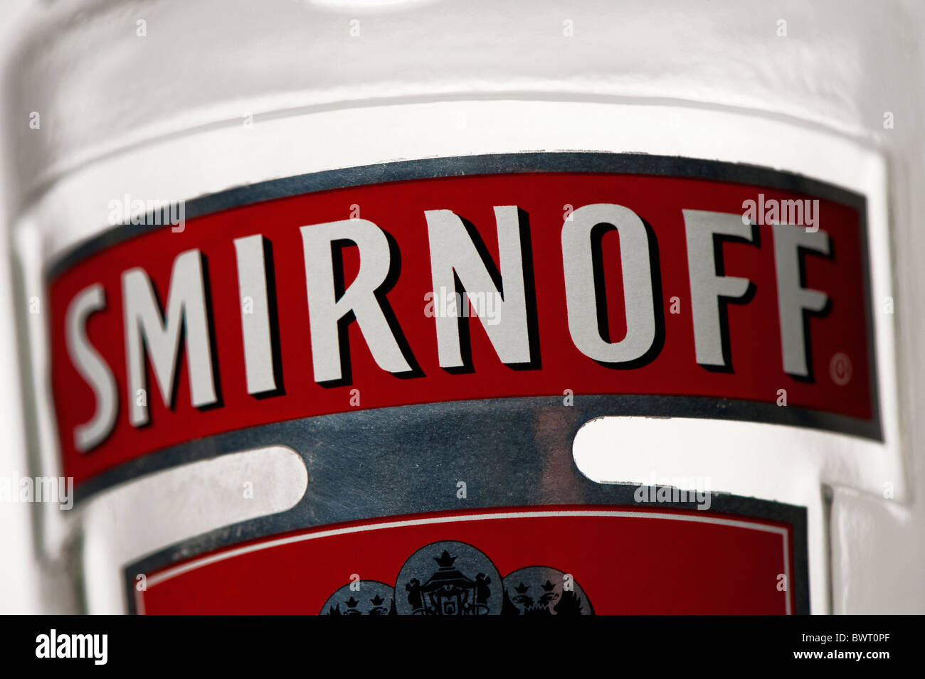 Close-up che mostra l'etichetta di una bottiglia di Smirnoff Triple Vodka distillata Foto Stock