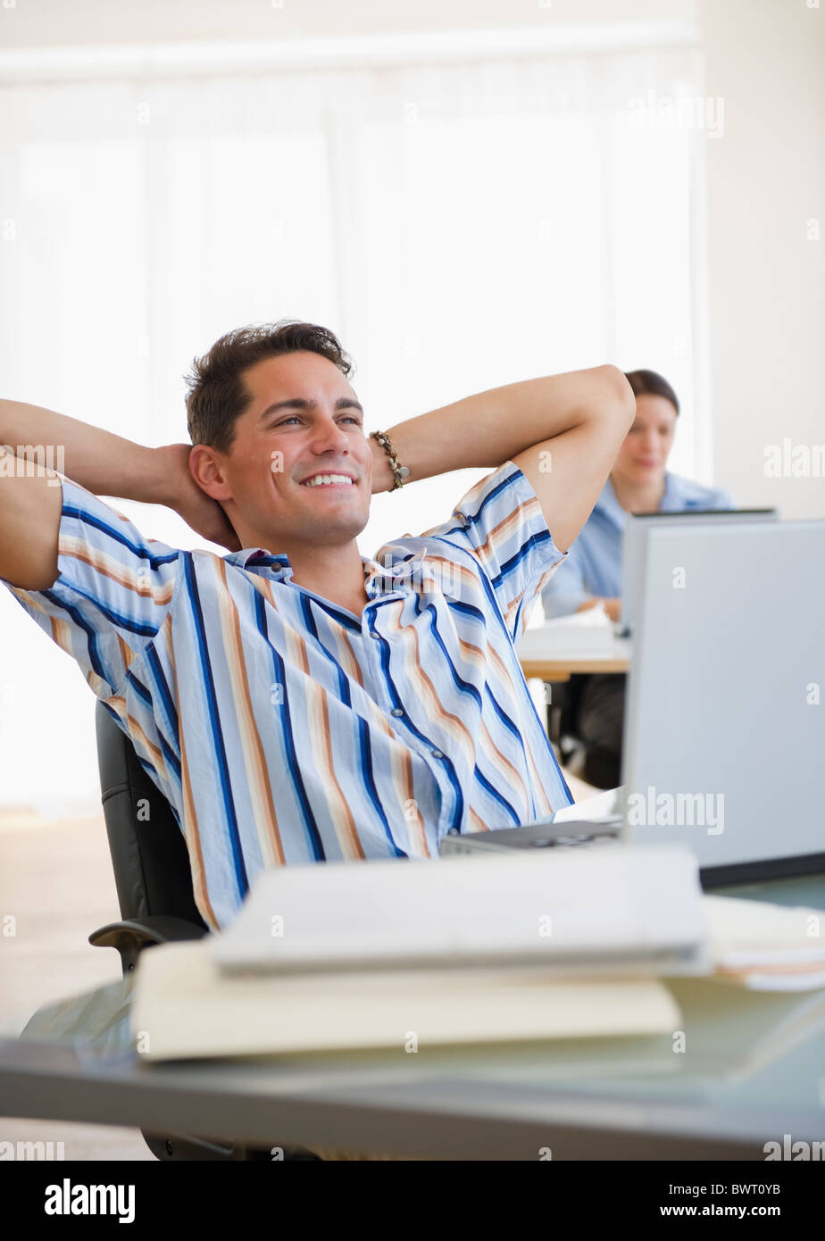 Razza mista imprenditore Pendente ritornare in cattedra al desk Foto Stock