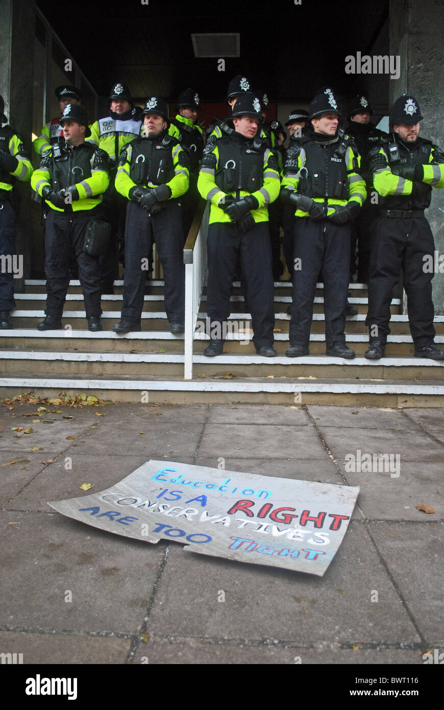 La polizia di guardia Casa del Senato dell'Università di Bristol durante le proteste contro le tasse di iscrizione Foto Stock