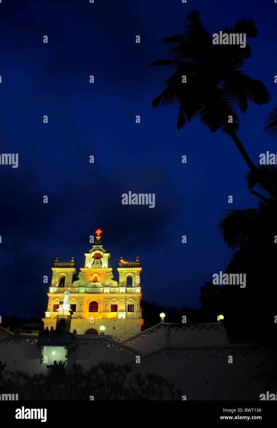 La Chiesa di Nostra Signora dell Immacolata Concezione in Panjim in Goa, India durante la notte Foto Stock