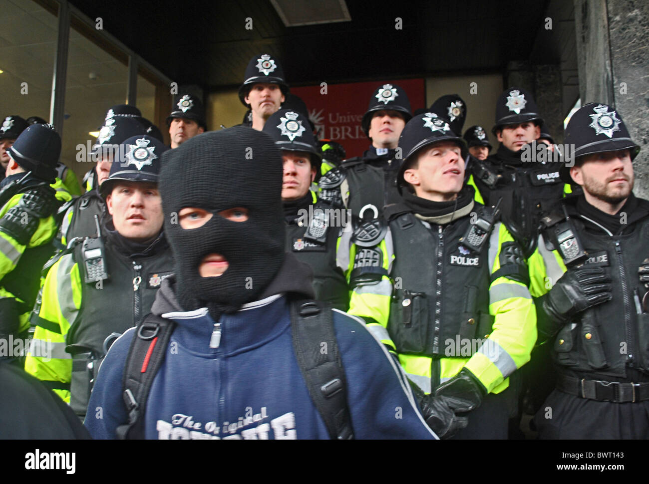 Guardia di polizia l'ingresso al Senato durante le proteste contro la tassa di iscrizione sorge, l'Università di Bristol Foto Stock