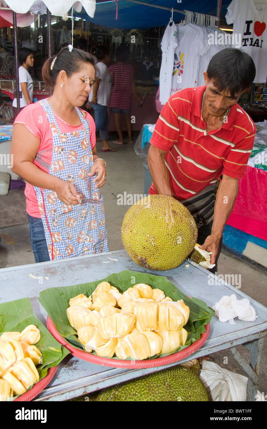 Venditore a vendere la preparazione di frutta Durian in vendita su Phuket mercato del weekend, Thailandia Foto Stock