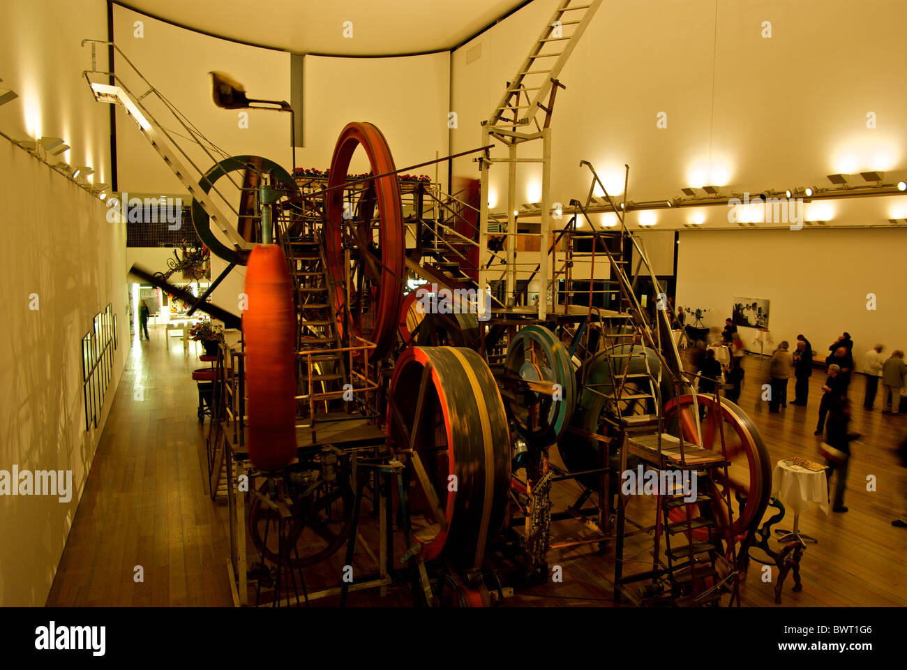 Grande Jean Tinguely scultoree arte cinetica lavorare con persone di parti in movimento pulegge delle cinghie in motion blur a museum gallery Basilea Foto Stock