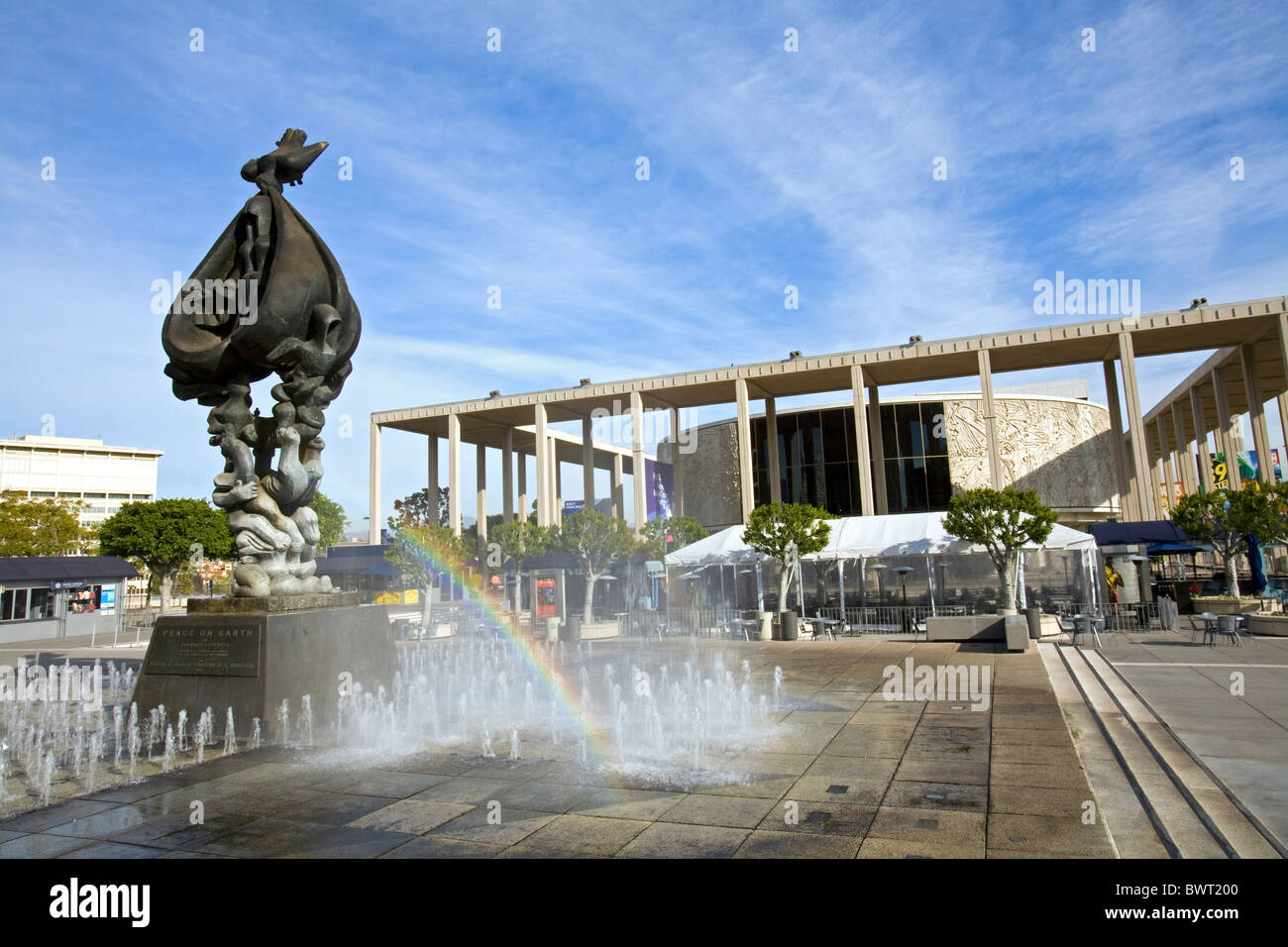 "Pace sulla terra" da Jacques Lipchitz con Mark Taper Forum in background, Los Angeles Music Center Foto Stock