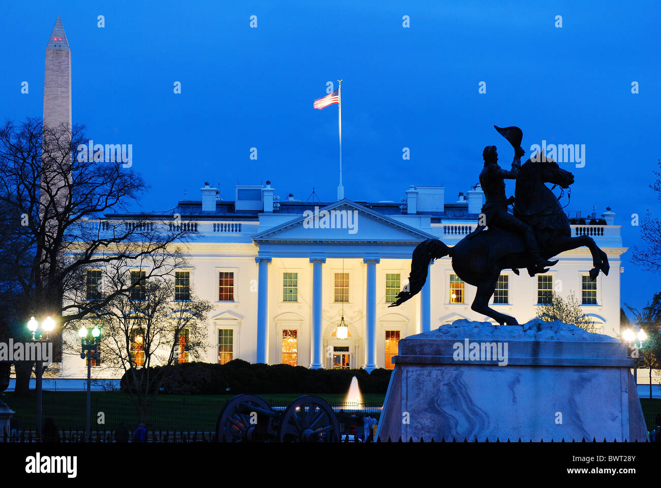 La Casa Bianca di Washington, DC, come si vede da Lafayette Park. Una statua del presidente Andrew Jackson è in primo piano. Foto Stock