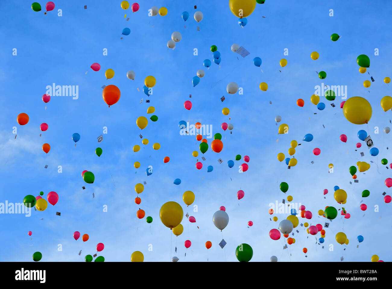 Colorate mongolfiere floating attraverso un cielo blu. Foto Stock