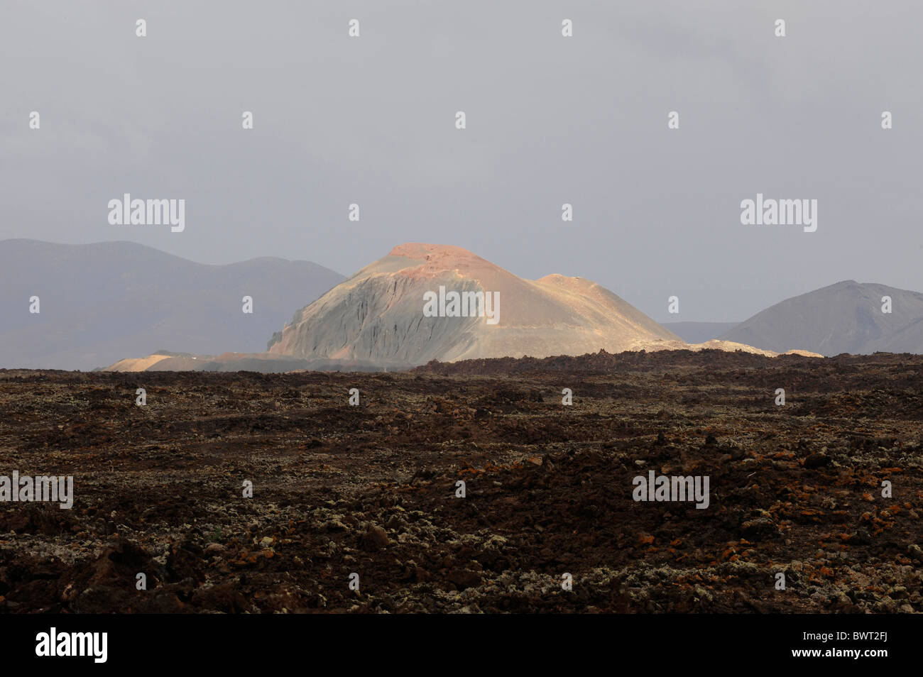 Campo di lava nella parte anteriore della Caldera de los Arrables nella disabitata regione montagnosa di Malpais Grande, Fuerteventura Foto Stock