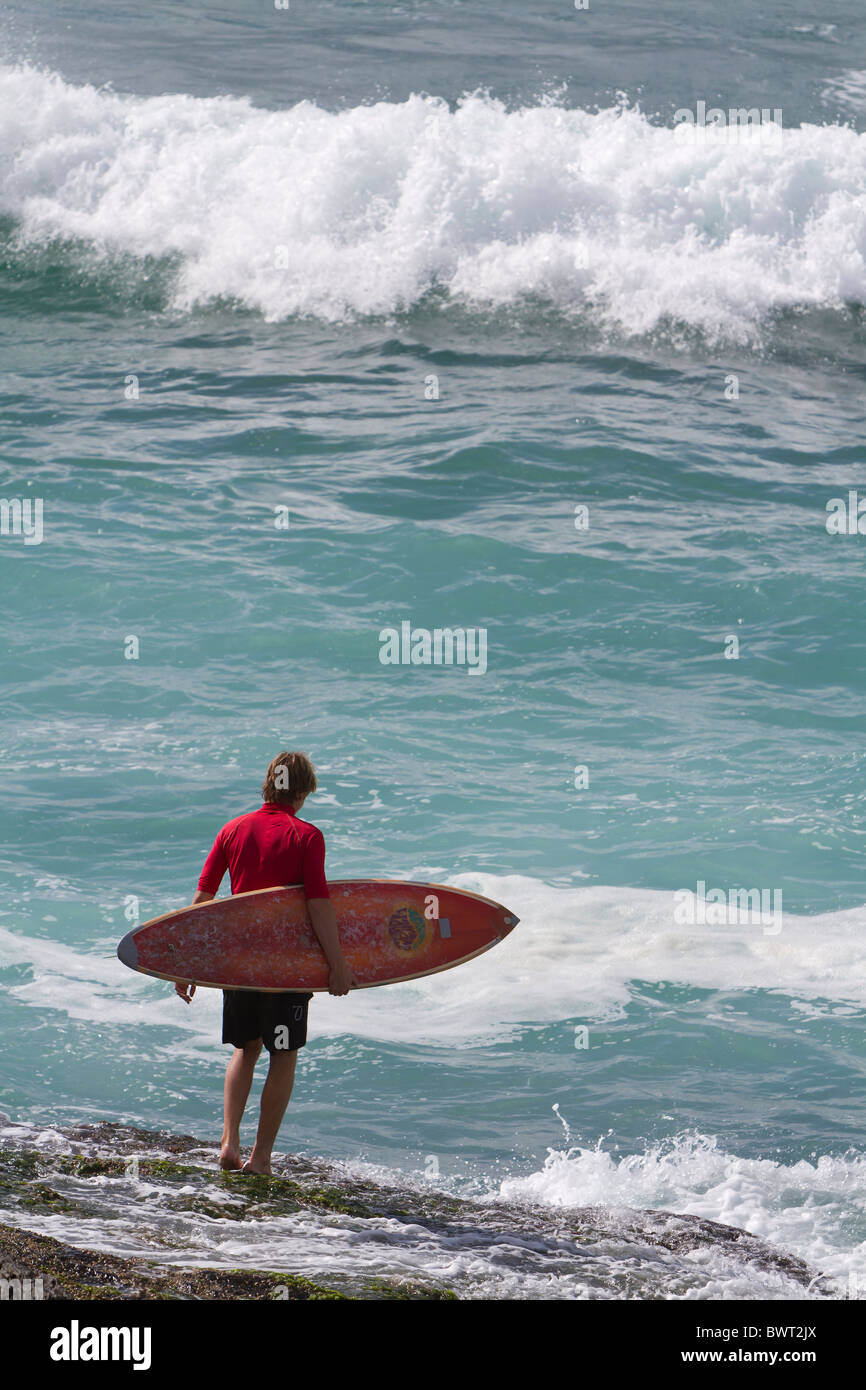 Surfer circa per entrare in acqua a Coffs Coast nel Nuovo Galles del Sud settentrionale Foto Stock