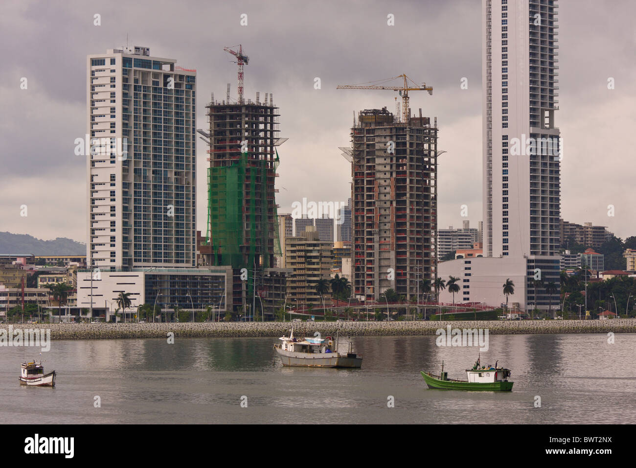 PANAMA CITY, PANAMA - Imbarcazioni e sullo skyline, centro di Panama City, Marbella e Bella Vista quartieri. Foto Stock