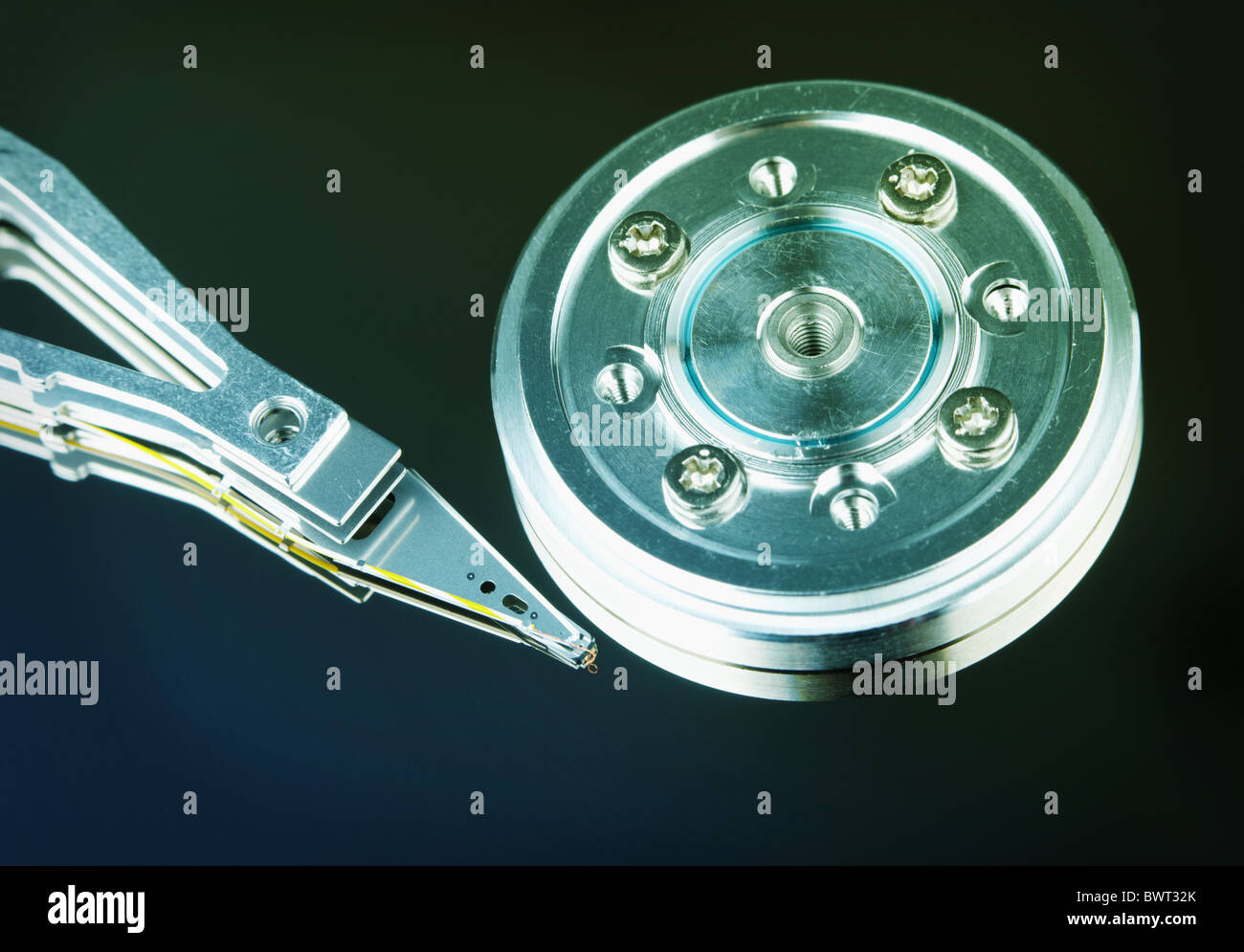 Il mandrino e la testa magnetica di un disco rigido del computer Foto Stock