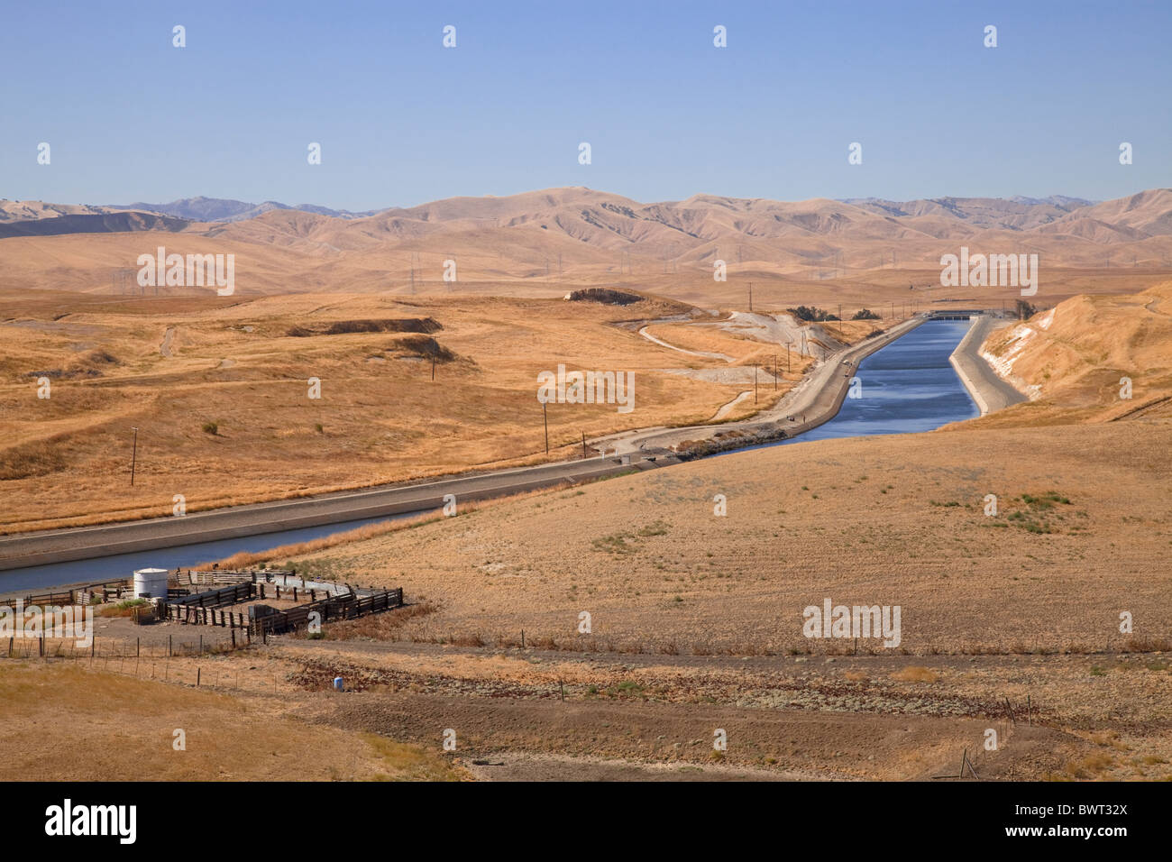 Il California acquedotto è stato il più grande e il più lungo dell'acqua sistema di trasporto, Central Valley, California, Stati Uniti d'America Foto Stock