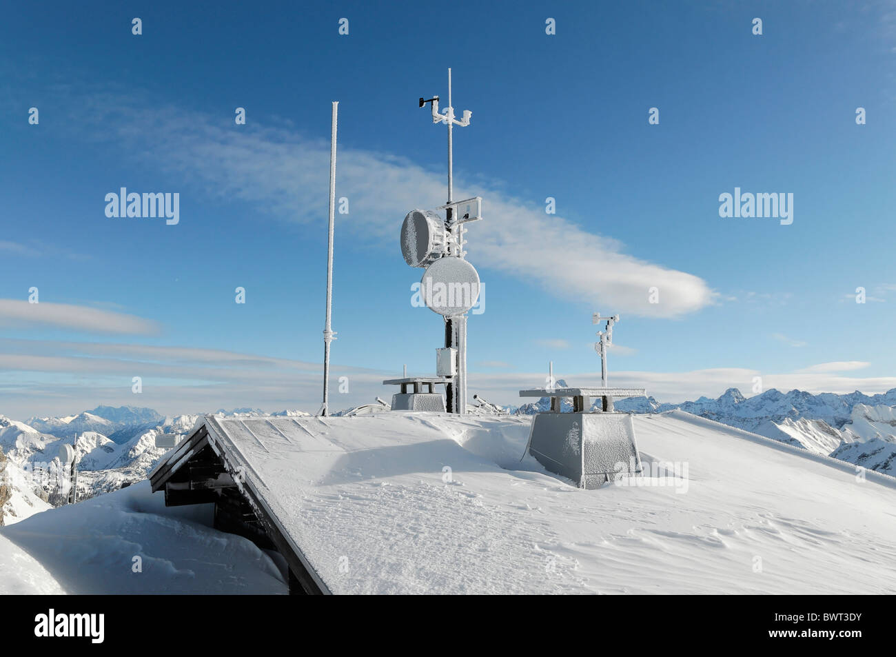 Tetto della stazione di vertice, antenne e stazione meteo, Mt Nebelhorn, 2224m, Oberstdorf, Allgaeu, Baviera, Germania, Europa Foto Stock